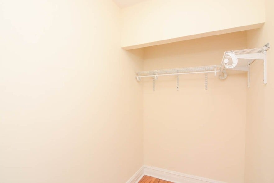 Building Photo - 4742 N Hermitage