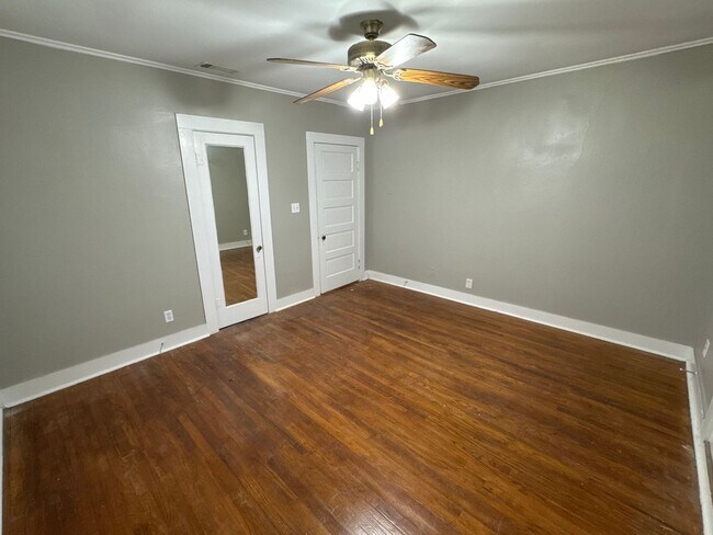 Building Photo - 4 Bed 2 Bath Home - HUGE BACKYARD