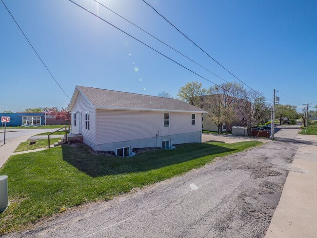 Building Photo - 212-214 E 1st Duplex