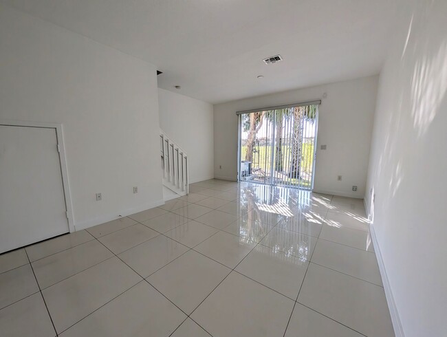 Building Photo - Gorgeous 2BR/2.5BA Townhouse in Gated Community – Lauderhill