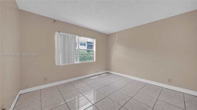 Building Photo - 9964 Twin Lakes Dr