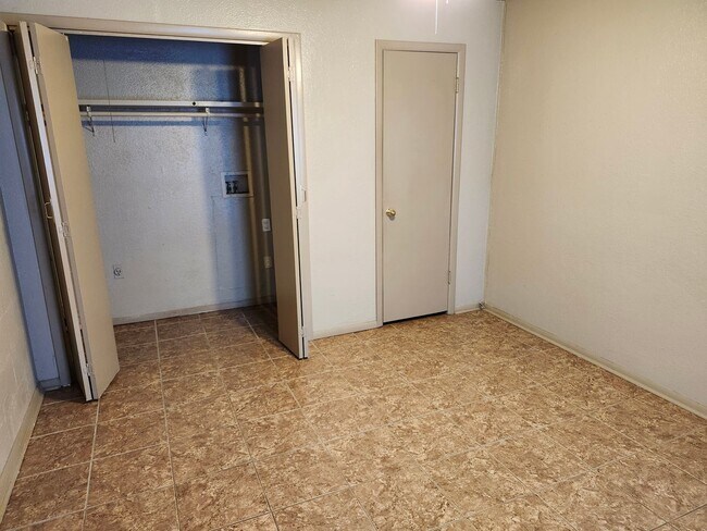 Building Photo - 1 bed apartment