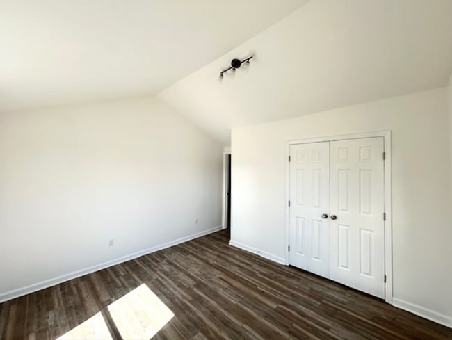 Building Photo - Gorgeous Remodel in Guntersville!