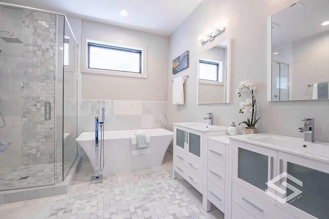 Building Photo - 4226 S Ellis Ave