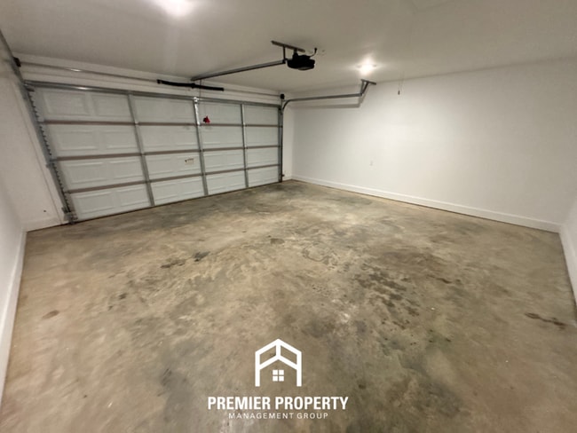 Building Photo - Spacious 4BR Home Near Tuscaloosa w/ 2-Car Garage, Covered Patio & Fenced Yard