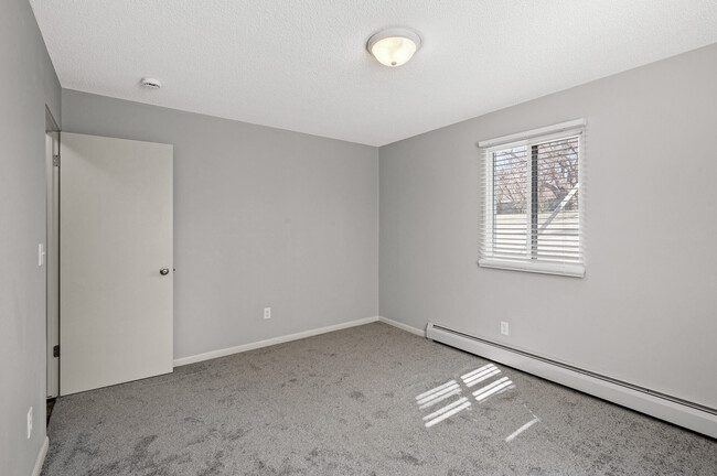 Building Photo - Rosco Apts-2720