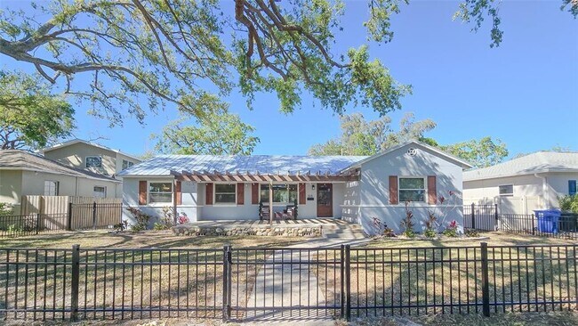 Building Photo - 515 34th Ave NE