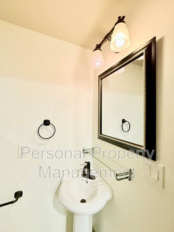 Building Photo - 16205 NE Leaper Rd