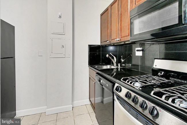 Building Photo - Charming & Spacious One Bedroom at River Place South