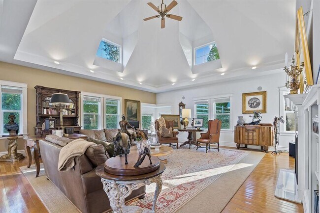 Building Photo - Historic Queen-Anne Style Home