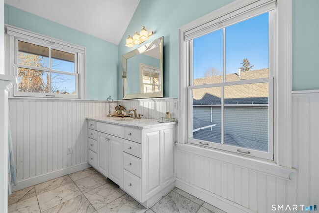 Building Photo - 5 Middle Beach Rd