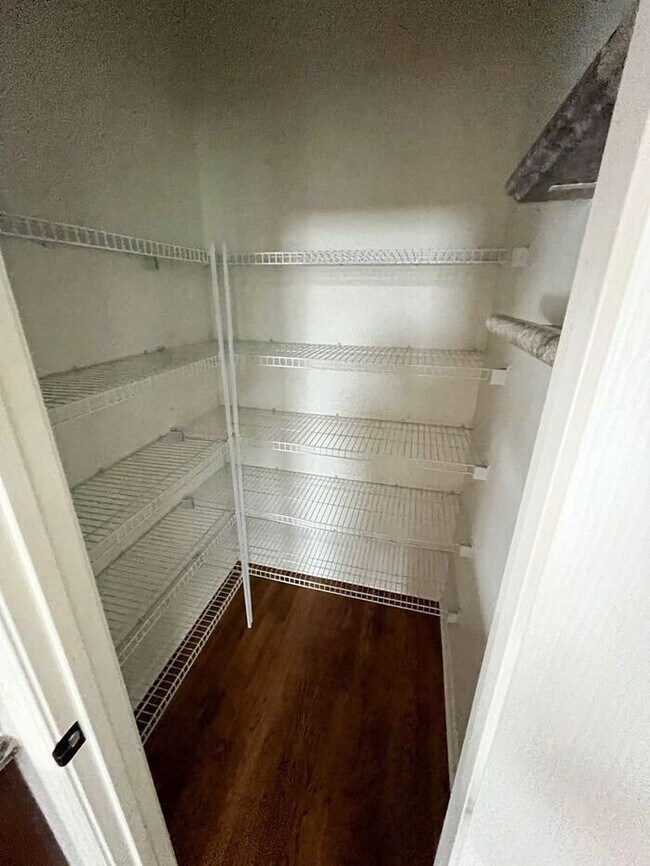 Building Photo - 5 Bedroom, 3 Bathroom California Split Sty...