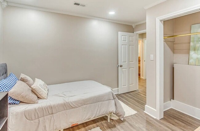 Building Photo - 208 E Columbus St