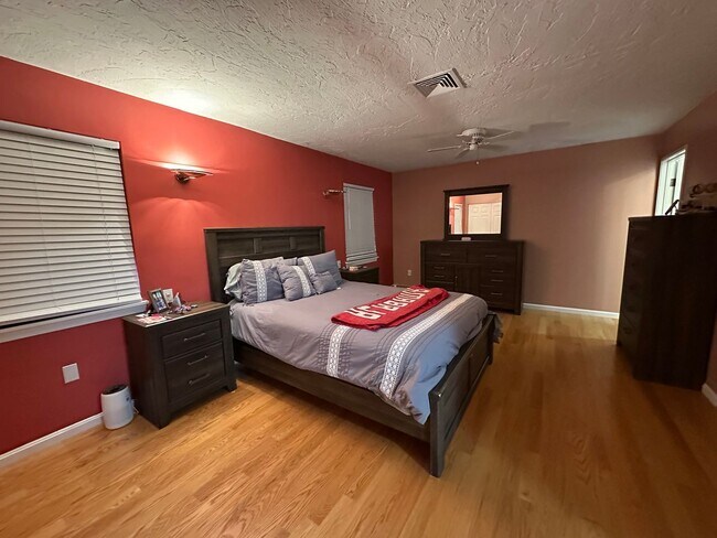 Building Photo - Townhouse, Central AC, 2 Parking Spots