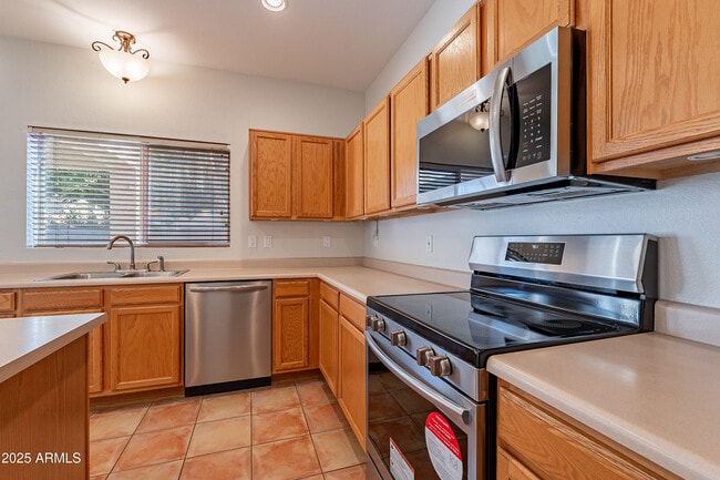 Building Photo - 2421 W Indigo Dr