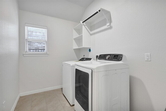 Building Photo - 562 Long Beach Bay Dr