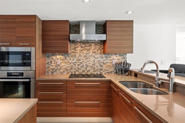 Building Photo - 6801 Collins Ave