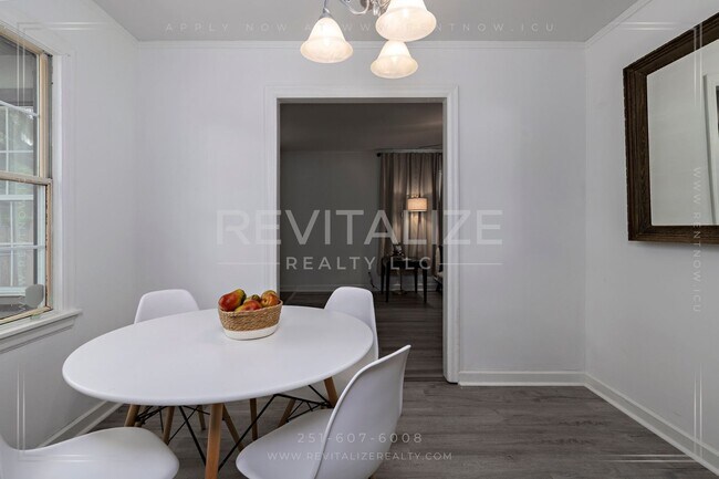 Building Photo - HALF-OFF DEPOSIT SPECIAL! Furnished 2 Bedr...