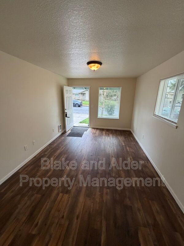 Building Photo - 13637 SE Center St