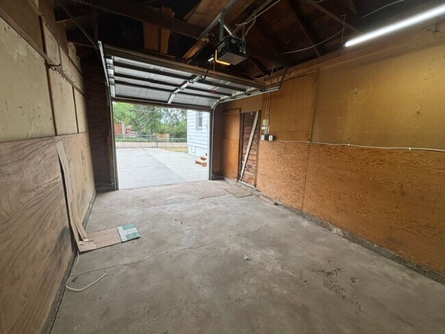 Building Photo - 2102 S 3rd Ave