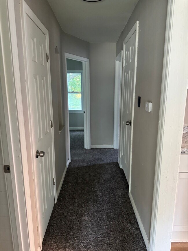 Building Photo - Comfortable 3-Bedroom Rental on Elmdale Street