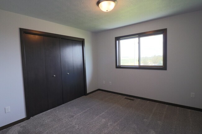 Building Photo - Amazing 4 Bedroom 3.5 Bathroom Townhome in Sioux Falls