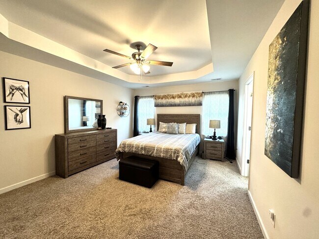 Building Photo - Beautiful home! Convenient to the city with all shopping!