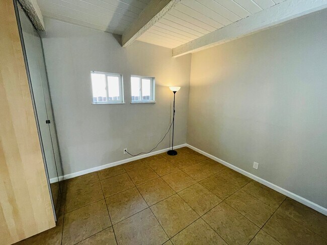 Building Photo - Pet friendly 1 bedroom unit with washer/dr...