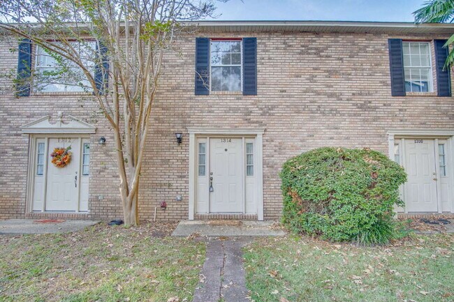 Building Photo - Foxborough 2BR/1.5BA Townhome – Back Deck- Pet Friendly!