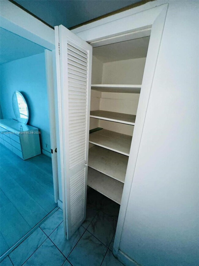 Building Photo - 215 SE 3rd Ave