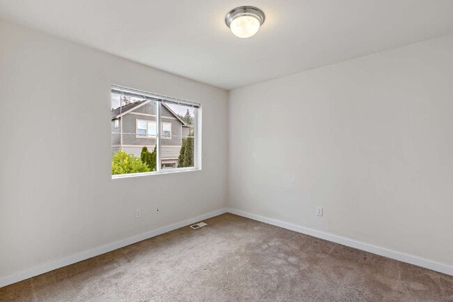 Building Photo - Enjoy this immaculate home in a park-like setting showcasing the beauty of the Issaquah Highland ...