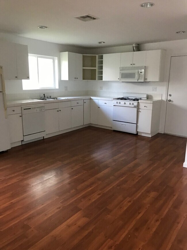 Building Photo - Spacious Dual-Unit Home in Prime Echo Park Location *Close to Dodger Stadium*