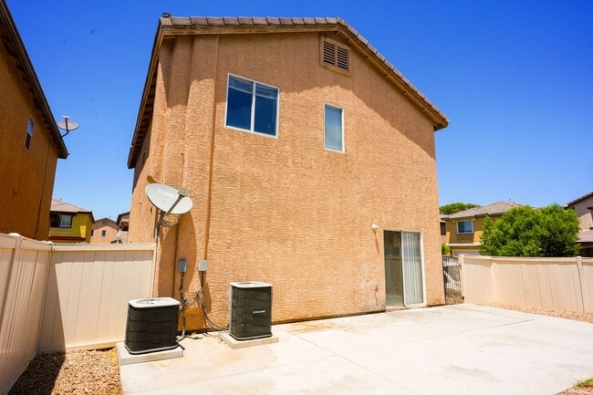 Building Photo - Well-Maintained 3 Bed, 2.5 Bath Home with Garage & Private Backyard