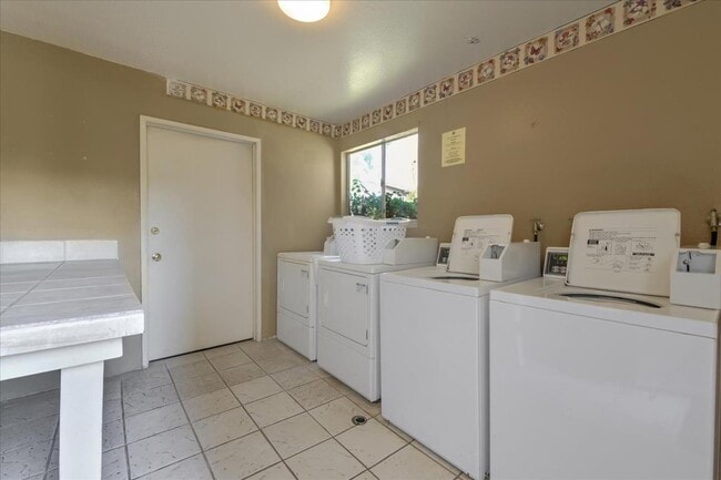 Building Photo - 9175 Campina Dr
