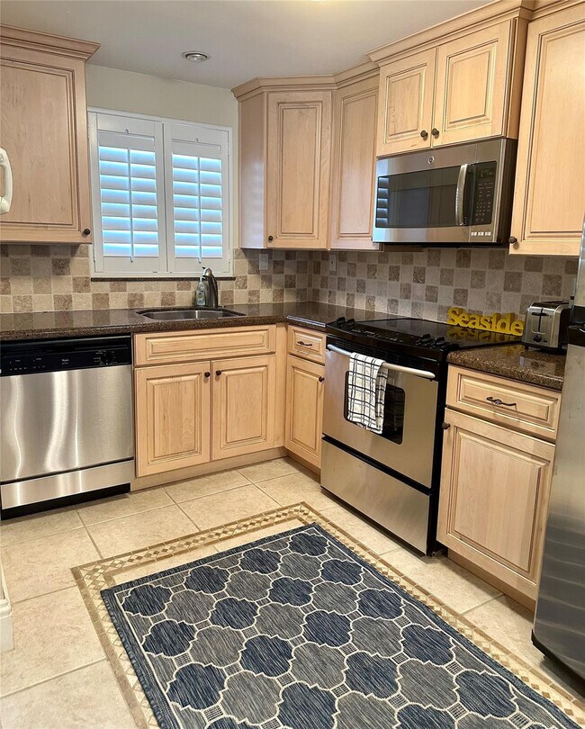 Building Photo - 1169 Hillsboro Mile