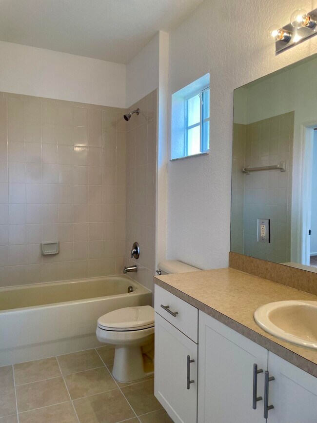 Building Photo - 5119 SE Mariner Garden Cir