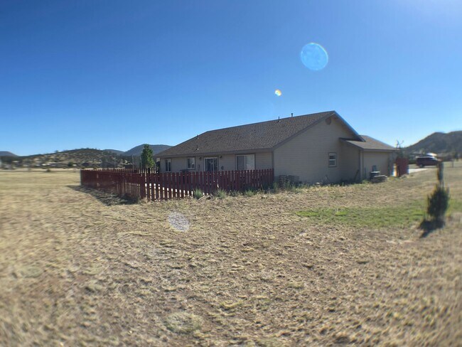 Building Photo - AVAILABLE MAY 6th | Spacious Single-Level Home in Desirable Doney Park