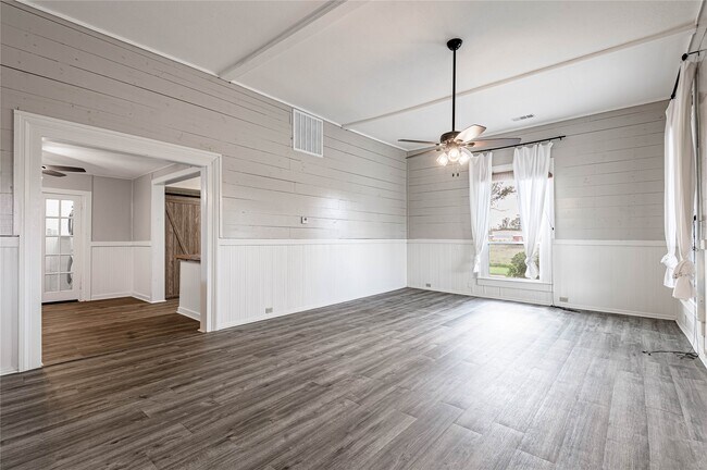 Building Photo - 246 FM 405