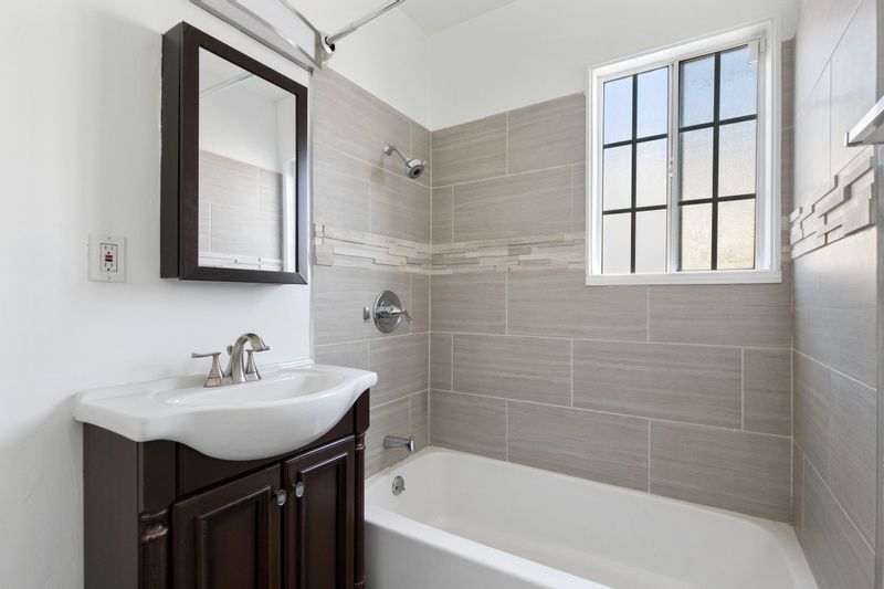 Building Photo - 2119 1/2 Stewart Street