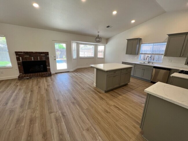Building Photo - 1521 Cottonwood Ct S