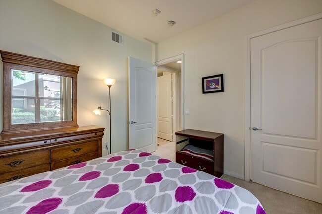 Building Photo - STUNNING 3 BEDROOM 2 FULL BATH FIRST FLOOR...