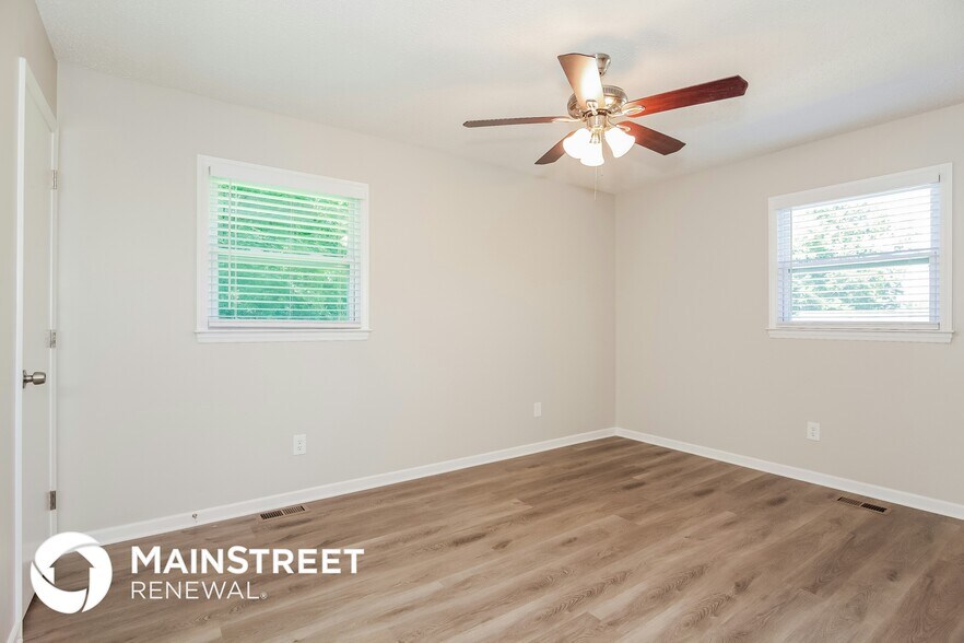 Building Photo - 2419 Sandlewood Dr
