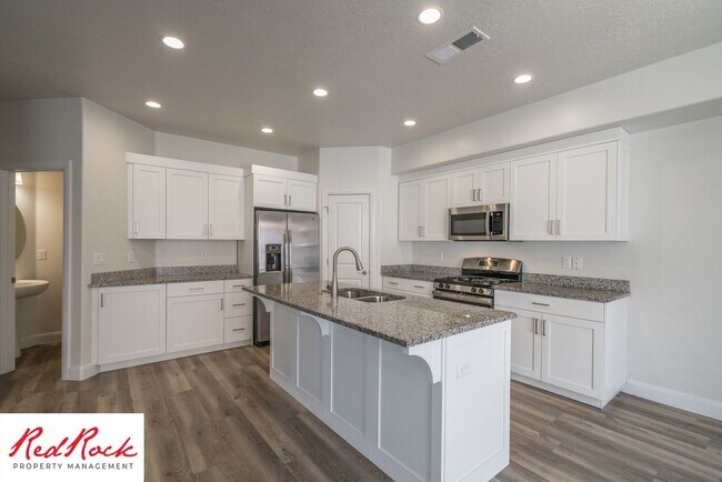 Building Photo - Modern Townhome in Desirable Hurricane Hei...
