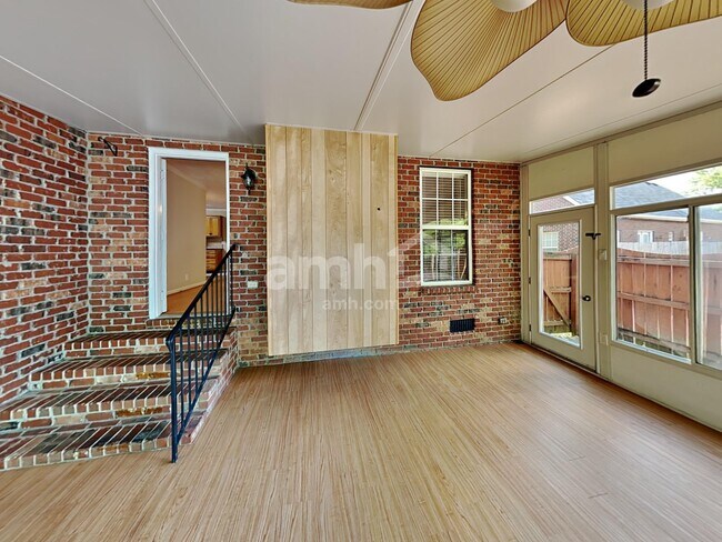 Building Photo - 2418 Taylor Close