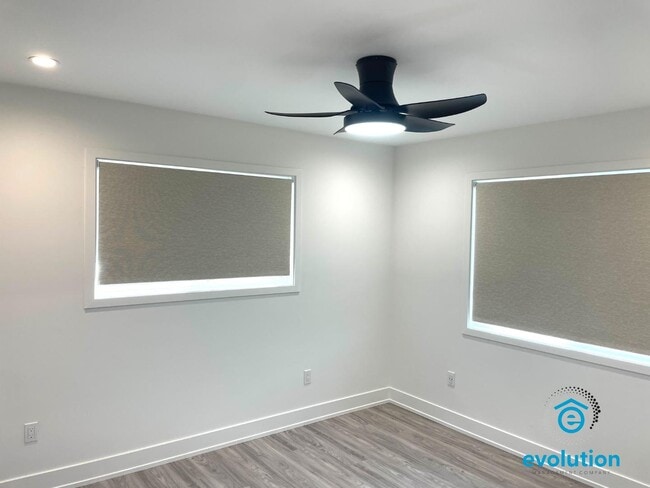 Building Photo - 8673 Golf Dr