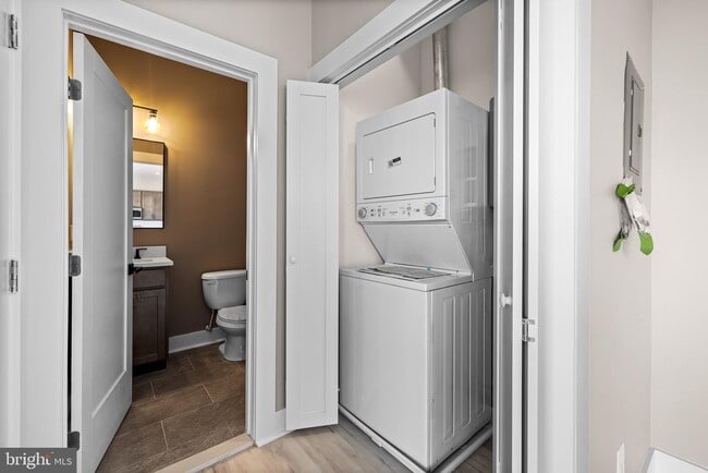 Building Photo - 400 S Conkling St