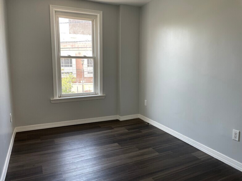 Building Photo - 155 W Main St