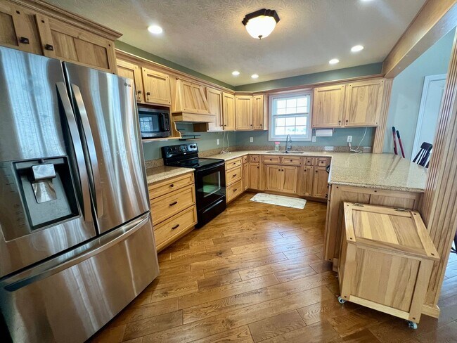 Building Photo - Gorgeous brick home with room to roam!