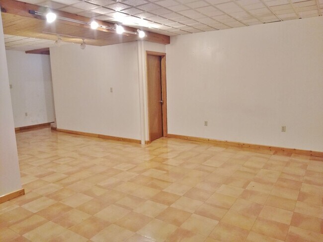 Building Photo - 2 Bed / 1-1/2 Bath Single Family Home Townhome