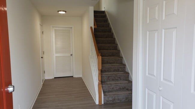 Building Photo - 14 Bridle Path